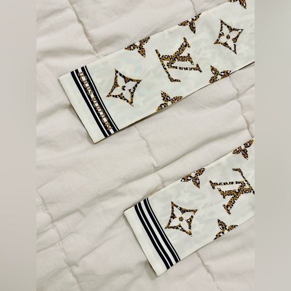 Louis Vuitton Silk Monogram Giant Jungle Bandeau - Authentic (Rare) - Picture 5 of 12